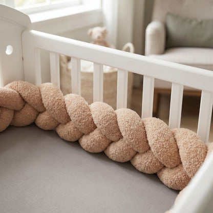 tresse de lit caramel installée sur lit bébé blanc