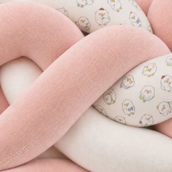 Tresse de lit Doudou, gros plan sur un nœud du tressage rose et motifs animaux