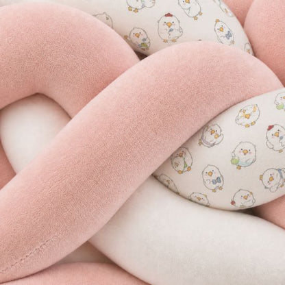 Tresse de lit Doudou, gros plan sur un nœud du tressage rose et motifs animaux
