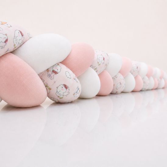 Tresse de lit Doudou rose et blanche à motifs animaux présentée en longueur