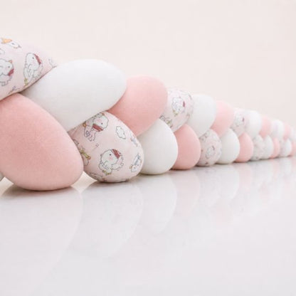 Tresse de lit Doudou rose et blanche à motifs animaux présentée en longueur