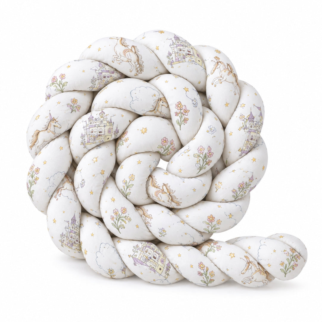 Tresse de lit enfant motif château et licornes enroulée sur fond blanc