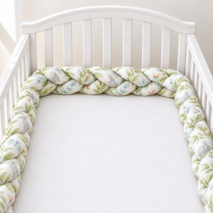 Tresse de lit enfant Conte motif lapins et feuillage dans un lit blanc