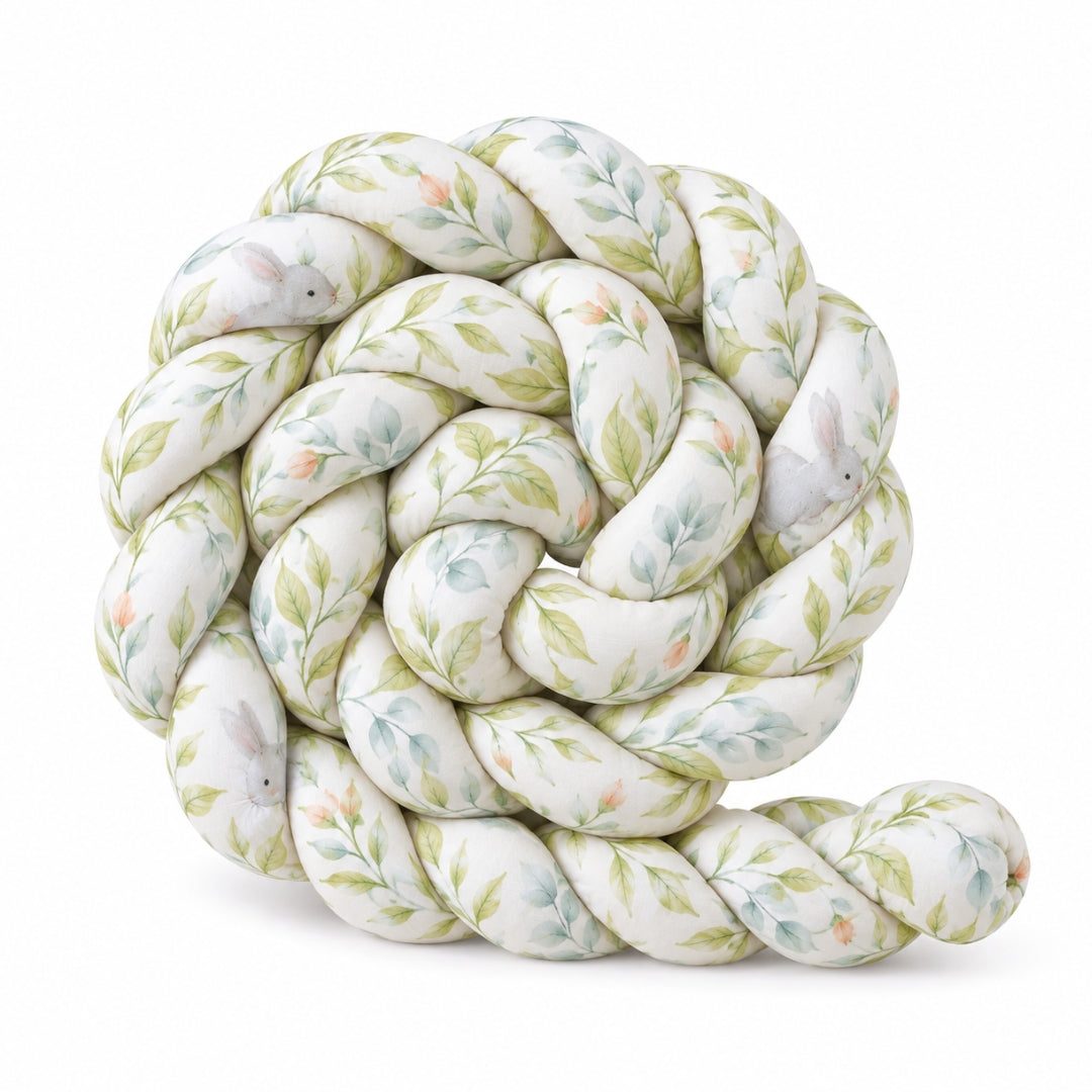 Tresse de lit enfant motif lapins et feuillage enroulée sur fond blanc