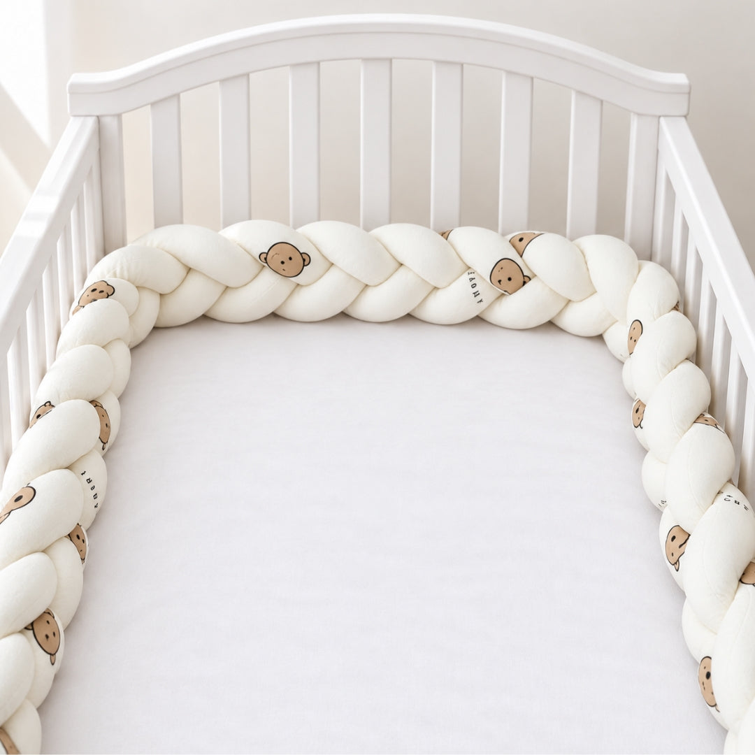 Tresse de lit enfant Conte motif ourson dans un lit blanc