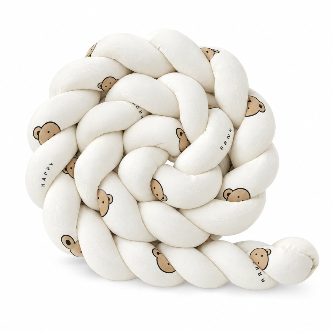 Tresse de lit enfant motif ourson enroulée sur fond blanc