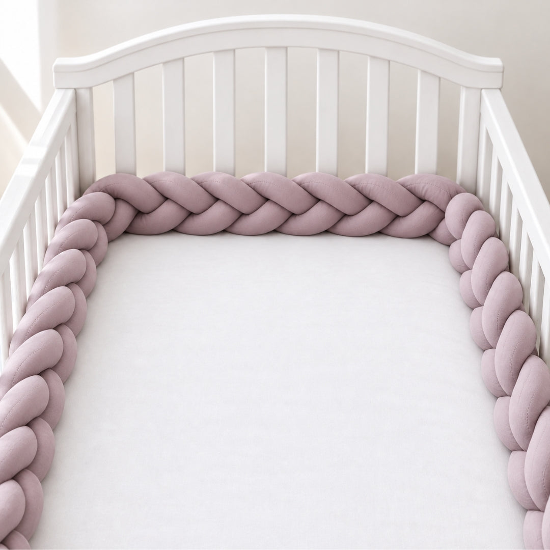 Tresse de lit enfant Conte unie vieux rose dans un lit blanc