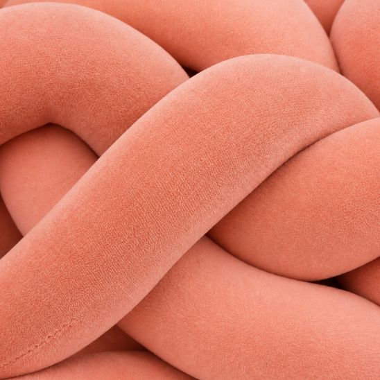 Tresse de lit rose saumon, gros plan sur un nœud du tressage en velours