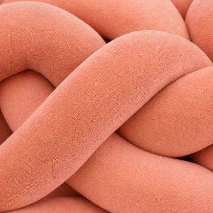 Tresse de lit rose saumon, gros plan sur un nœud du tressage en velours