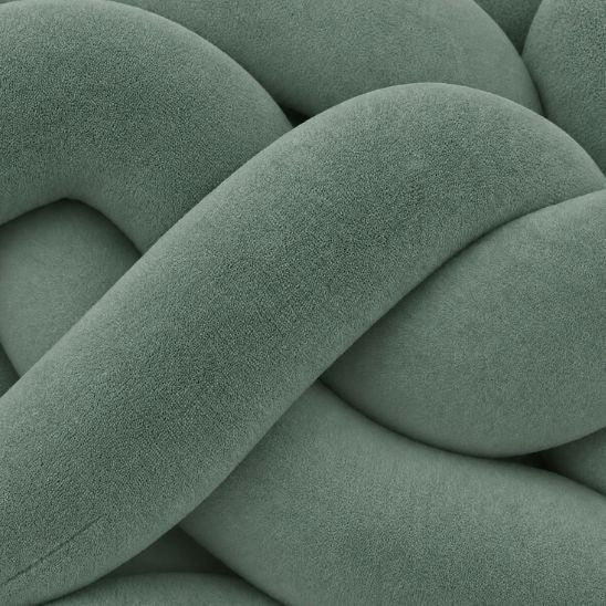 Tresse de lit vert de gris, gros plan sur un nœud du tressage en velours