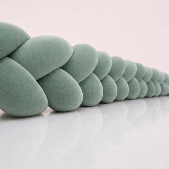 Tresse de lit vert de gris présentée en longueur