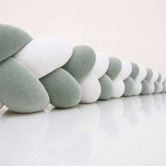 Tresse de lit bébé vert sauge et blanc, vue d'ensemble du tressage à 3 brins