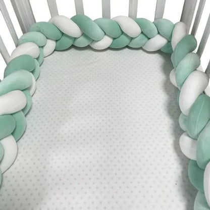 Tour de lit bébé vert sauge avec gigoteuse vert sauge sur le matelas du berceau