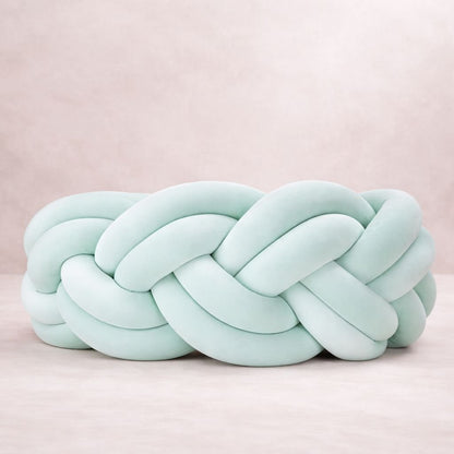 Installation tresse de lit verte autour d’un lit bébé