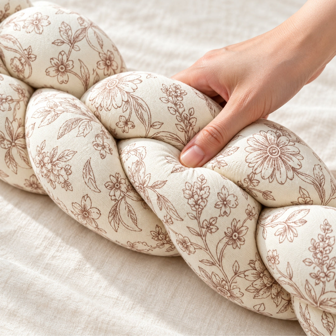 Main pressant la tresse de lit fleurie botanique brun pour montrer son moelleux