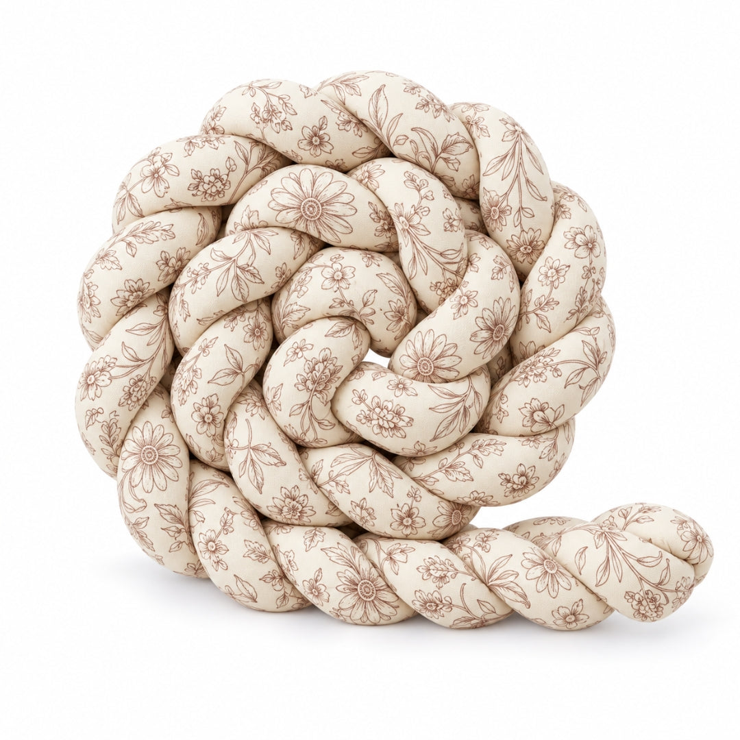Tresse tour de lit bébé fleurie botanique brun enroulée sur fond blanc