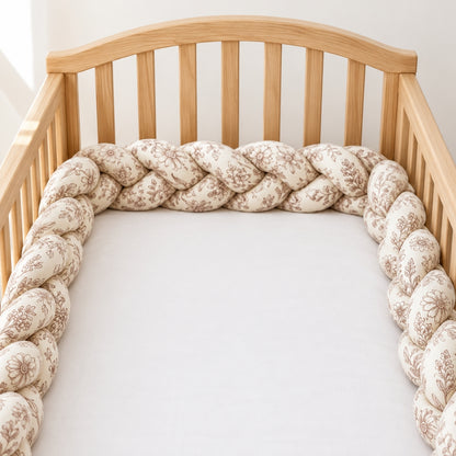 Tresse tour de lit bébé fleurie botanique brun dans un lit en bois clair
