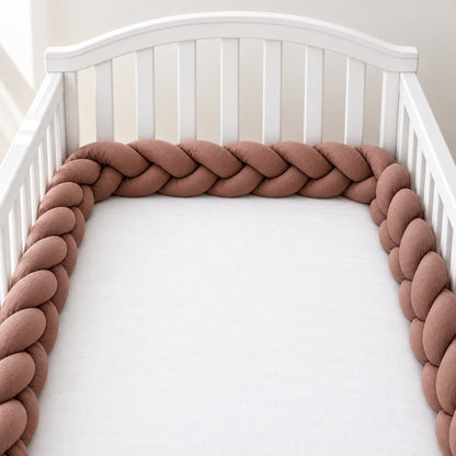 Tresse tour de lit bébé Jardin unie chocolat dans un lit blanc