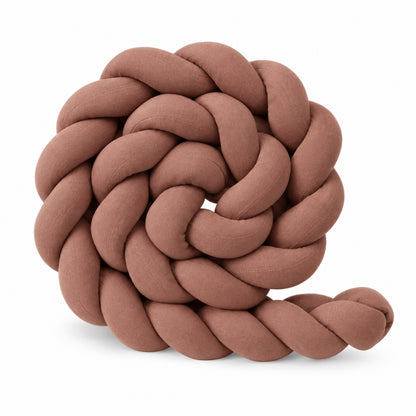 Tresse tour de lit bébé unie chocolat enroulée sur fond blanc