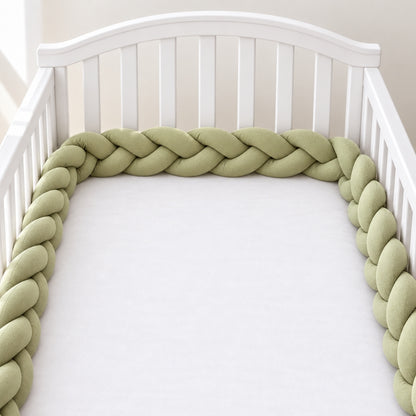 Tresse tour de lit bébé Jardin unie vert sauge dans un lit blanc