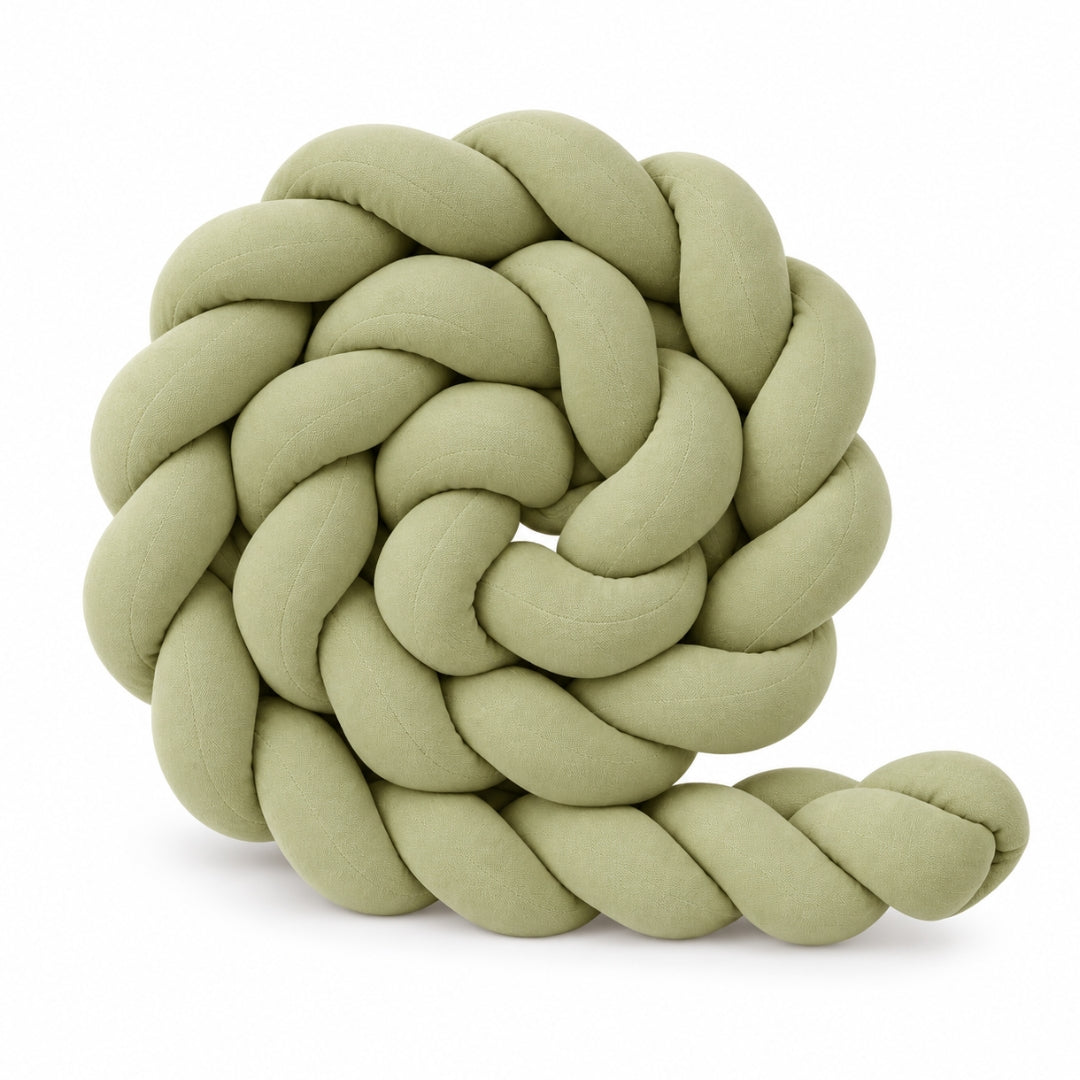 Tresse tour de lit bébé unie vert sauge enroulée sur fond blanc