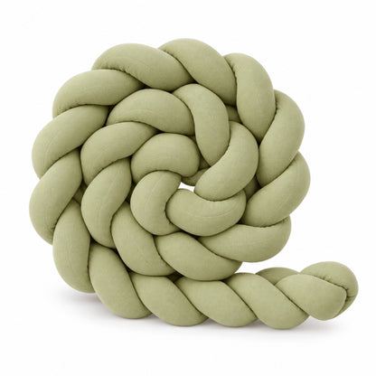 Tresse tour de lit bébé unie vert sauge enroulée sur fond blanc