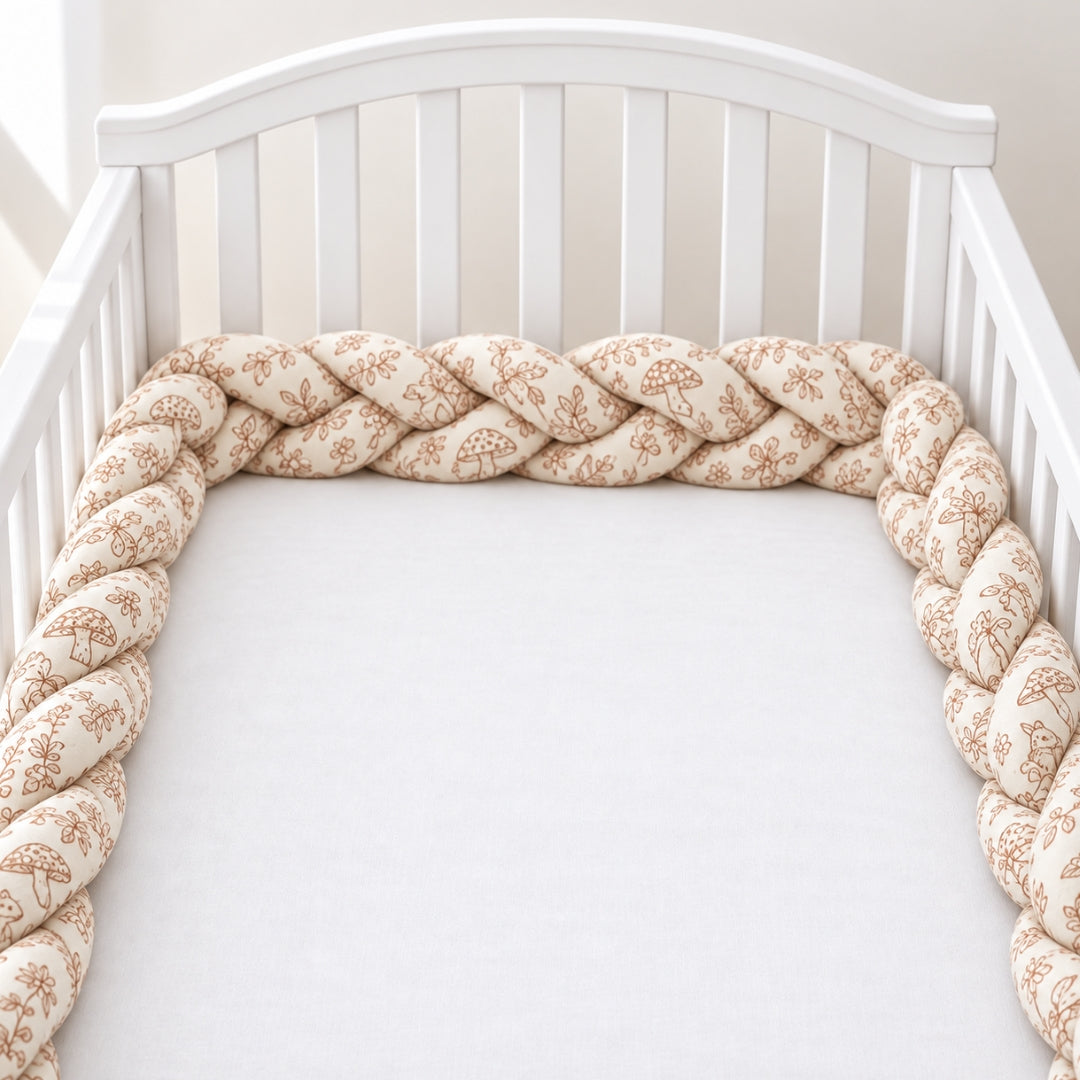 Tresse tour de lit bébé Jardin coloris sous-bois brun dans un lit blanc