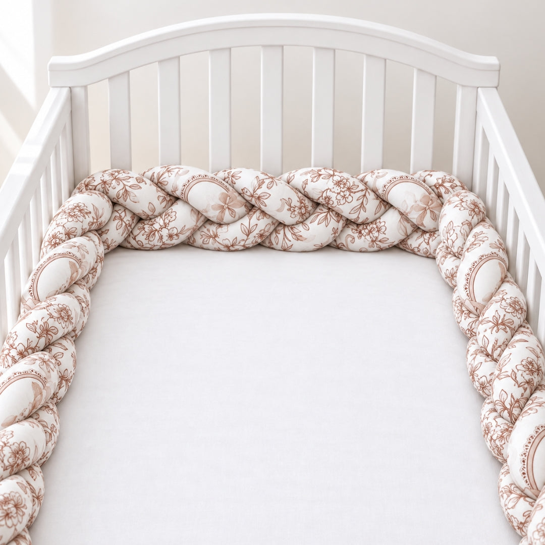 Tresse tour de lit bébé Jardin coloris toile de Jouy dans un lit blanc
