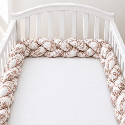 Tresse tour de lit bébé Jardin coloris toile de Jouy dans un lit blanc