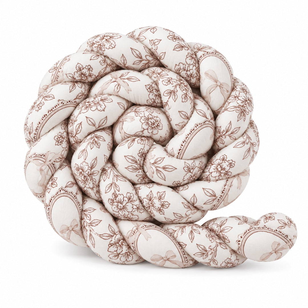Tresse tour de lit bébé coloris toile de Jouy enroulée sur fond blanc