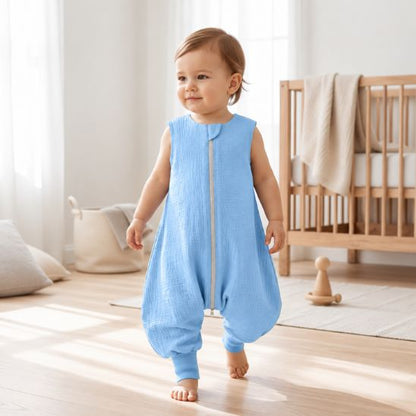 Bébé qui marche dans sa turbulette à jambes bleue devant son lit en bois