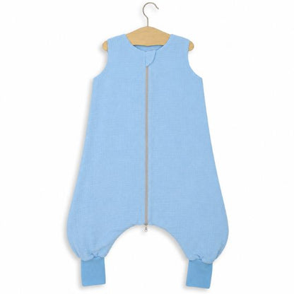 Turbulette à jambes bleue suspendue sur cintre, vue de face