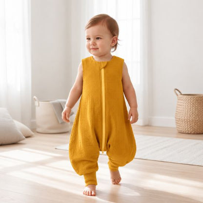 Bébé qui marche dans sa turbulette à jambes moutarde dans sa chambre