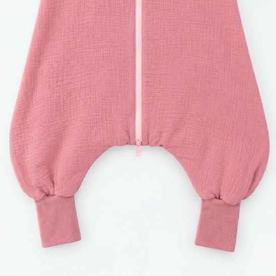 Détail des jambes séparées et de la fermeture éclair en bas de la turbulette à jambes rose