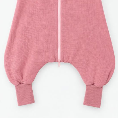 Détail des jambes séparées et de la fermeture éclair en bas de la turbulette à jambes rose