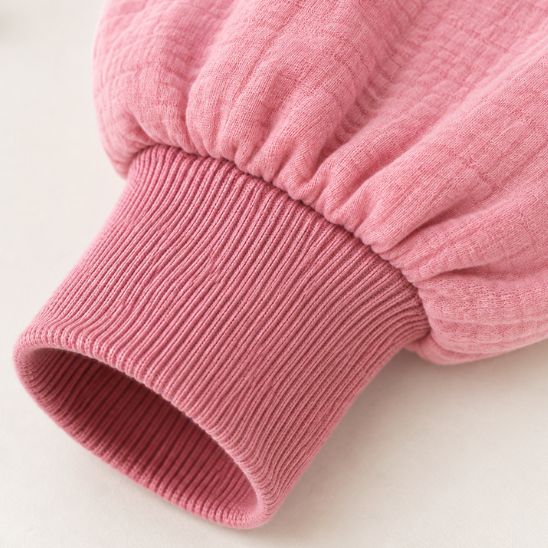 Zoom sur le bord-côte élastique à la cheville de la turbulette à jambes rose