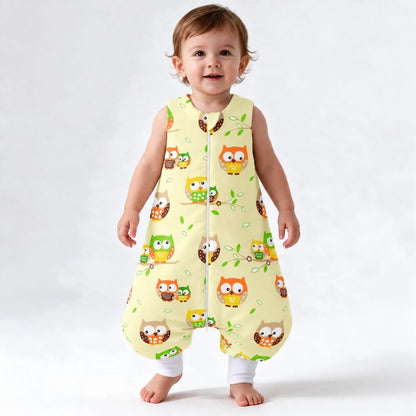 Turbulette chaude bébé avec jambes motif hiboux jaune portée par un enfant