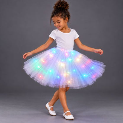 Enfant qui tourne sur elle même en jupe lumineuse multicolore