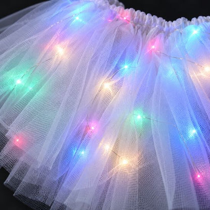 Gros plan sur les petites lumières LED cousues dans le tulle blanc