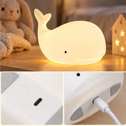 Détail du bouton tactile et du port de charge USB-C de la veilleuse baleine