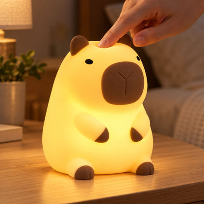 Veilleuse bébé capybara tactile allumée d'une simple pression