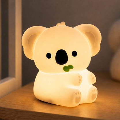 Gros plan sur la veilleuse bébé koala allumée, vue de face
