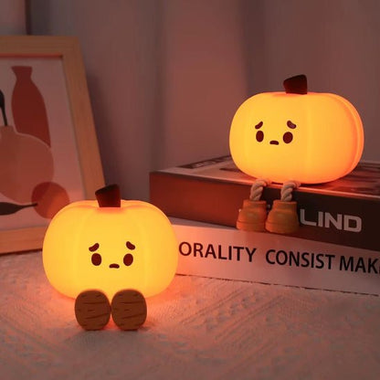 Changement de couche avec la veilleuse bébé citrouille