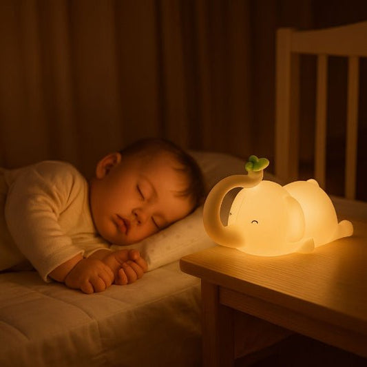 Enfant dormant paisiblement avec veilleuse bebe elephant