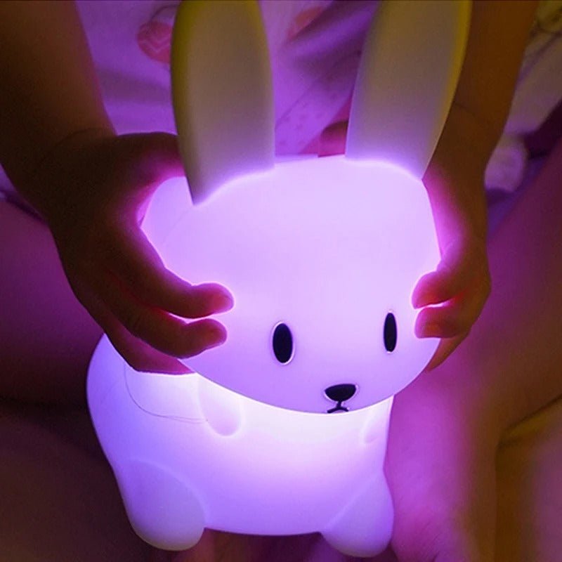 Veilleuse bebe lapin en silicone diffusant une lumière apaisante pendant la nuit