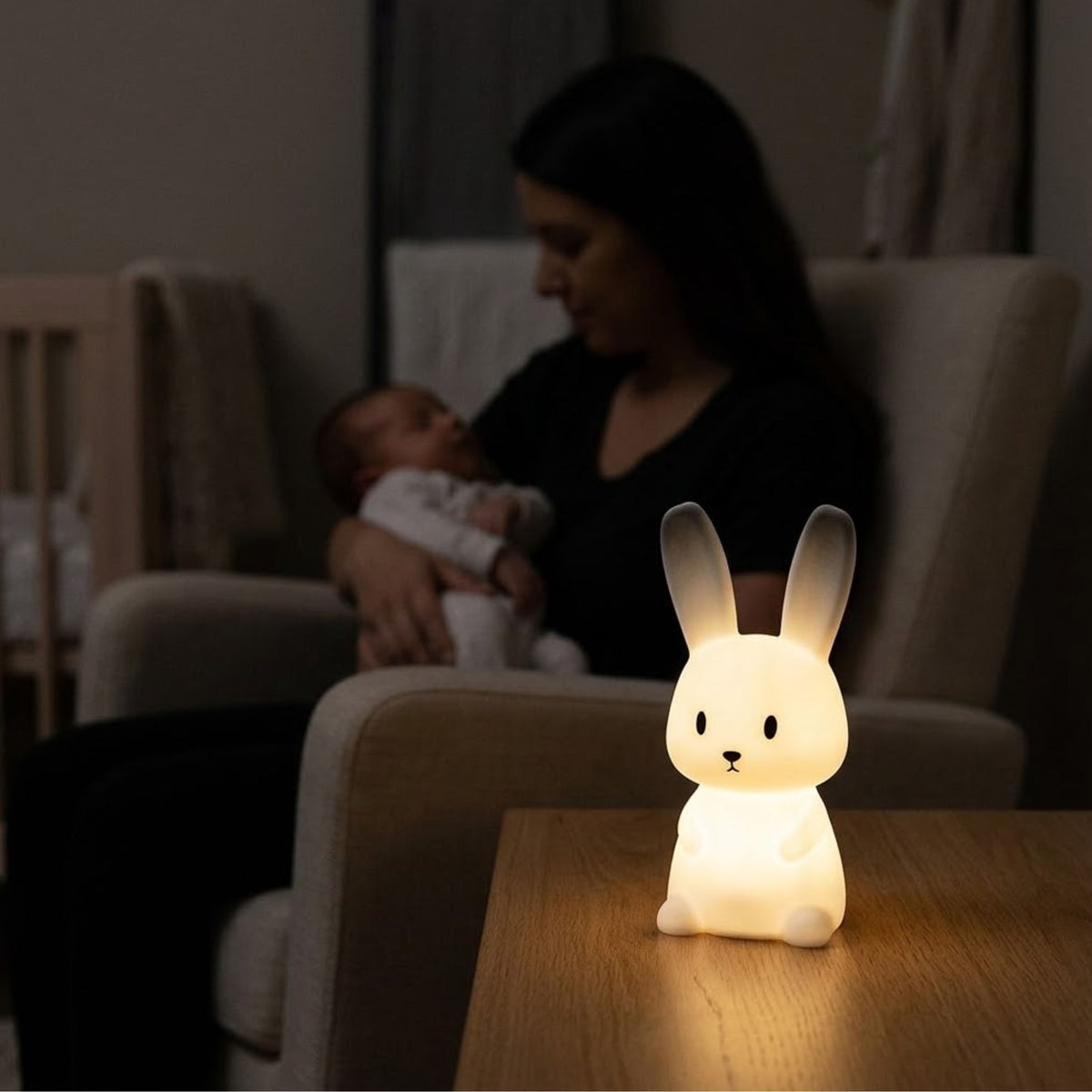 Veilleuse bébé lapin allumée pendant la tétée de nuit, maman et nouveau-né