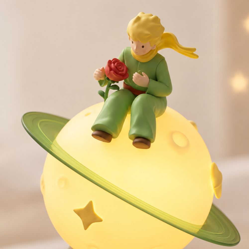 Détail de la veilleuse Le Petit Prince avec figurine et rose sur la Planète B612