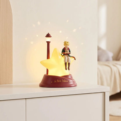 Veilleuse Le Petit Prince diffusant une lumière chaude et douce dans la chambre