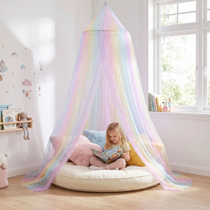 Petite fille qui lit sur un gros coussin sous un voile de lit arc-en-ciel en coin lecture