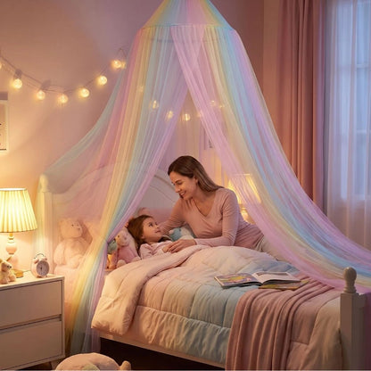 Maman qui borde sa fille dans un lit sous un voile arc-en-ciel pastel le soir